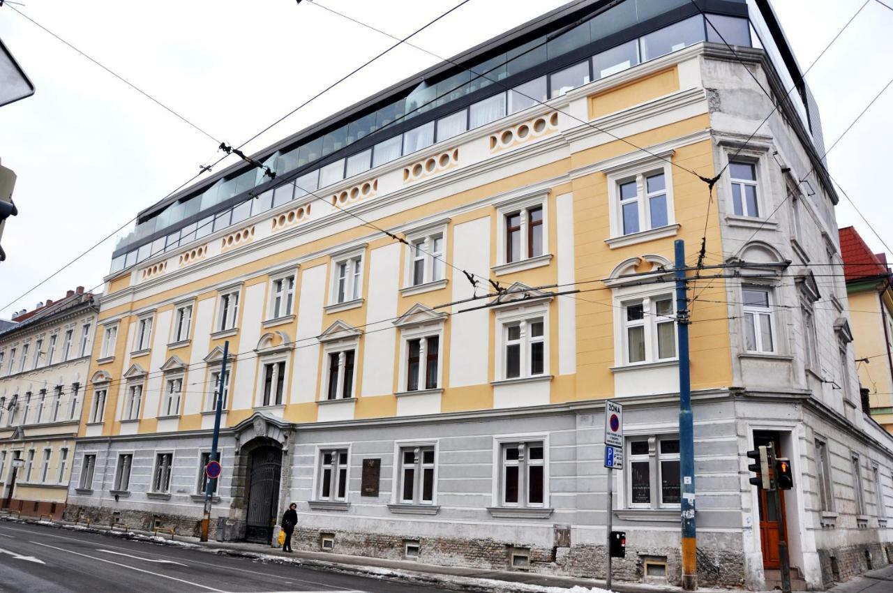 Modern & Historic Apartment Bratislava Buitenkant foto