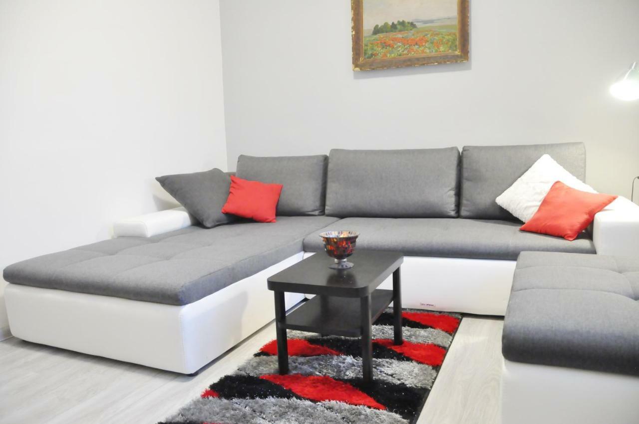 Modern & Historic Apartment Bratislava Buitenkant foto