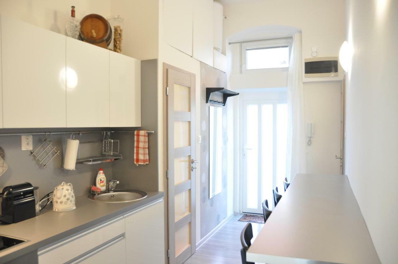 Modern & Historic Apartment Bratislava Buitenkant foto